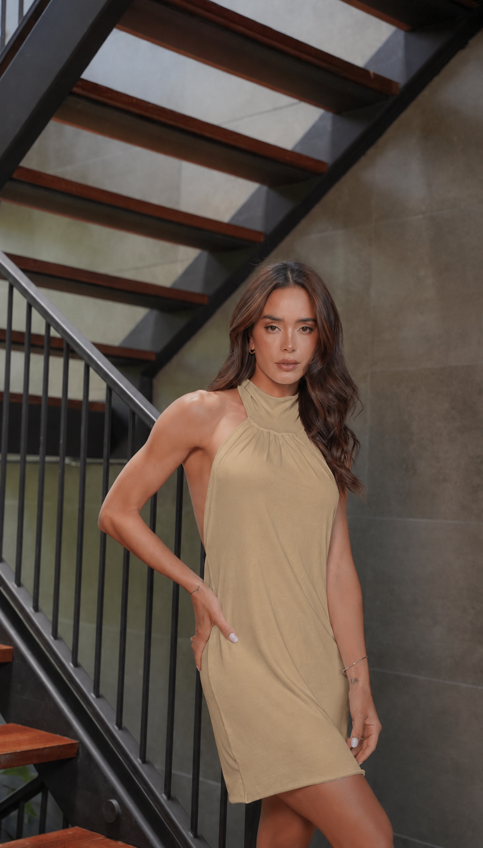 AYLA DRESS en Camel. Modelo y fotografía originales; color de la prenda editado digitalmente.