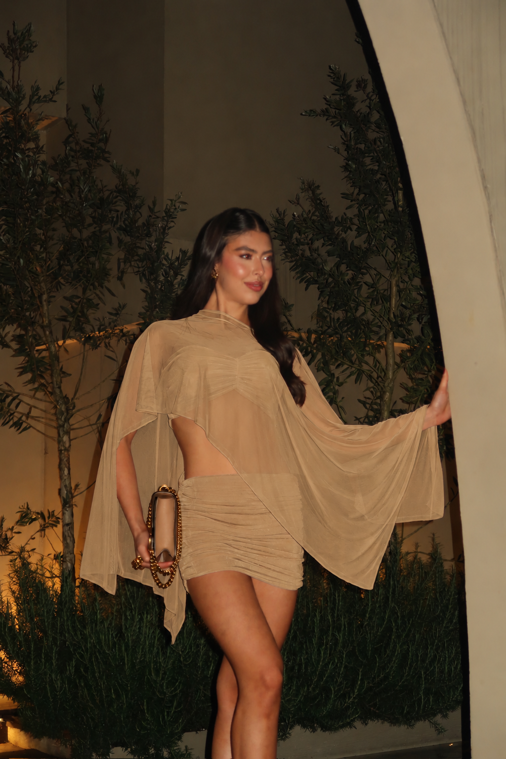 KHAVA SET en Camel. Modelo y fotografía originales; color de la prenda editado digitalmente.